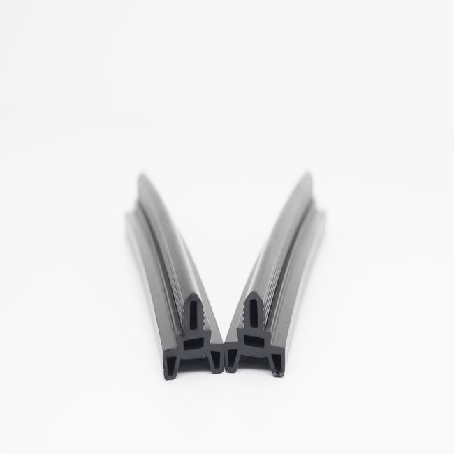 Akhtam al Abwab Walnawafidh Almasnueat Min al Aluminyum